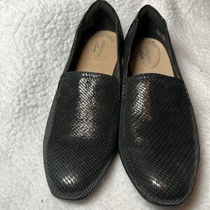 💙NWOB Clarks Say 9 Ultimate Comfort Collection Shiny black pattern 1” heel.
